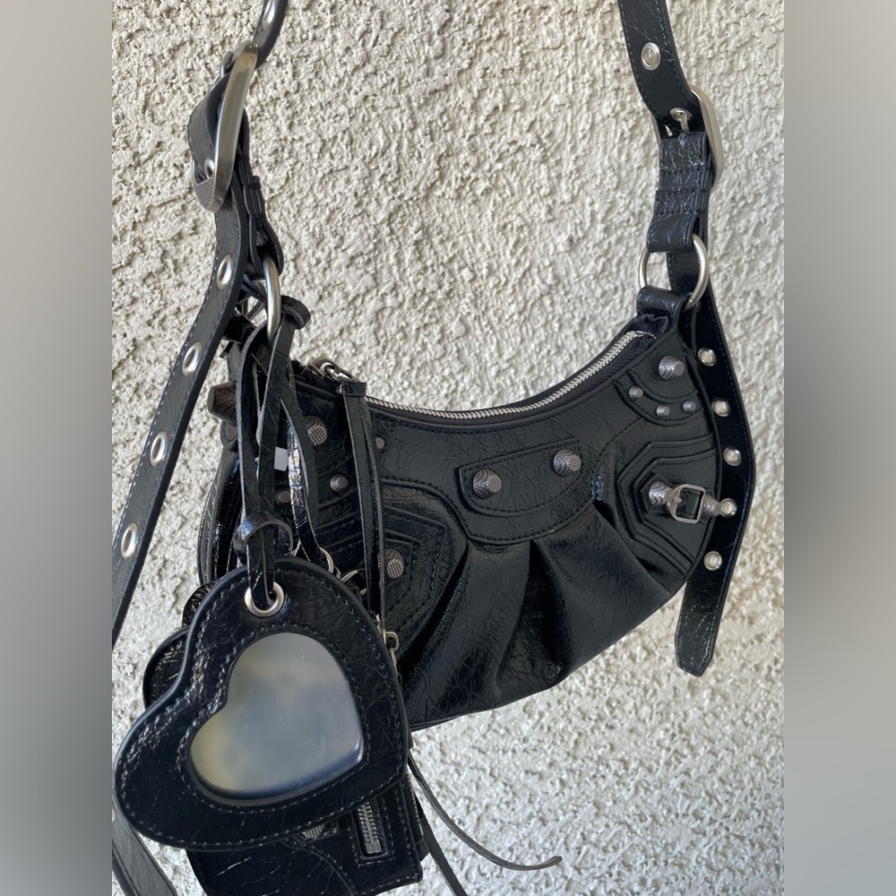 Leather shoulder bag